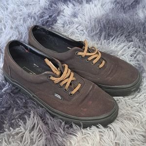 Black Van's ankle skating shoes